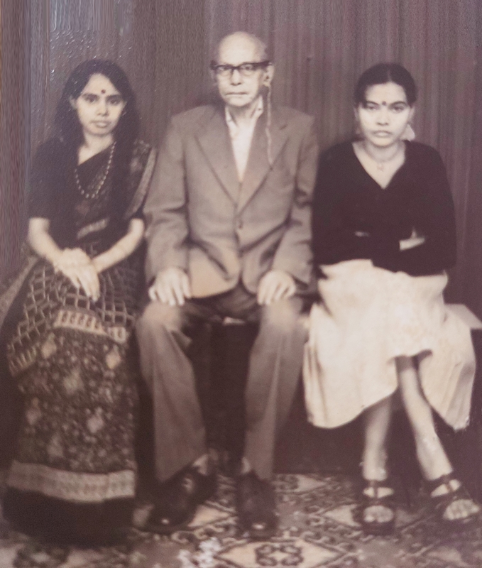Comrade Moni Singh with his granddaughters (from niece Niyati Sinha's (Chakraborty) daughters Sukla Bhattacharya and Sima Bhattacharya)